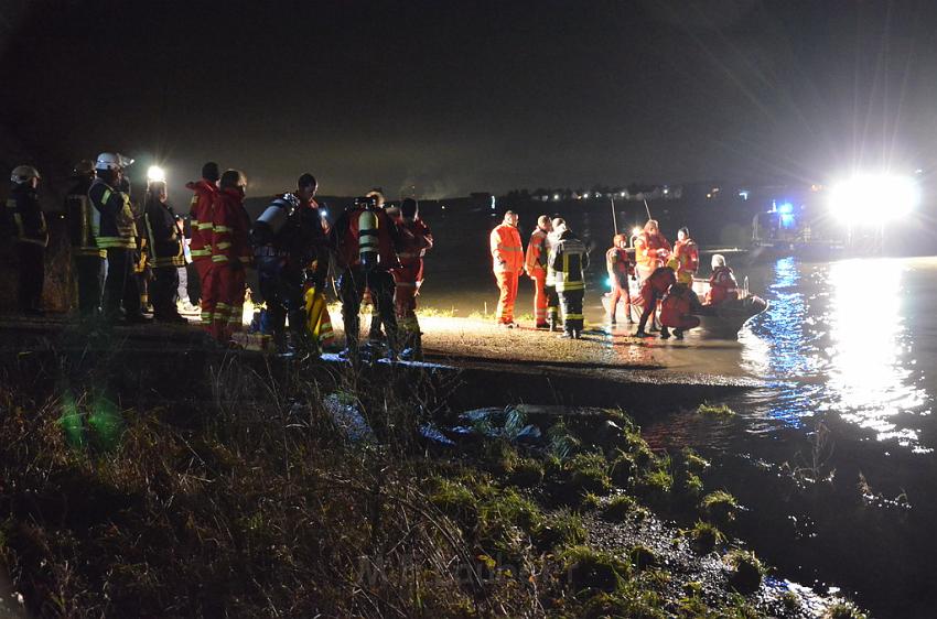 Einsatz BF Koeln PKW im Rhein Mondorf Hersel P054.JPG